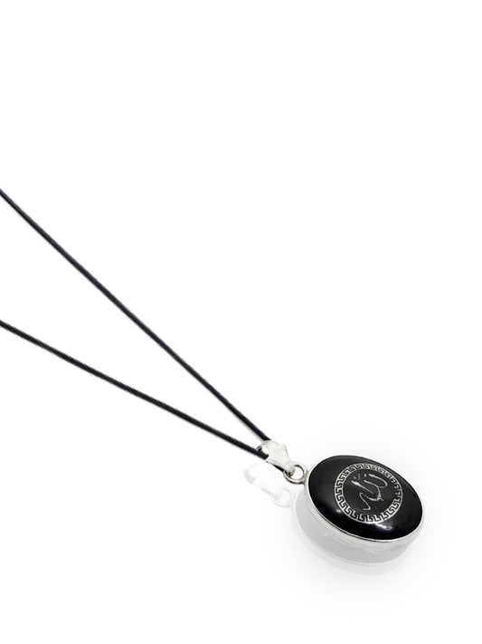 Siyah Zemin Grek Desenli Allah Yazılı Oval Gümüş Kolye 3.3x1.5cm