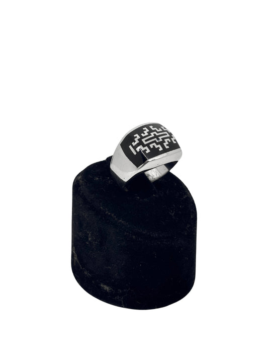 Siyah Mineli Desenli Gümüş Erkek Yüzük
