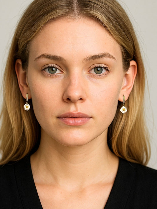 Minimal Taşlı Sallantılı Mineli Papatya 24K Altın Kaplama Gümüş Halka Küpe 1.2x1.2 cm