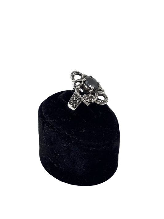 Markazit Işıltı Çevrili Oniks Taşlı Barok Desen Gümüş Kadın Yüzük