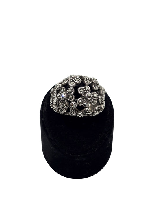 Markazit Taşlı Ajurlu Çiçek Desen Kubbe Gümüş Kadın Yüzük