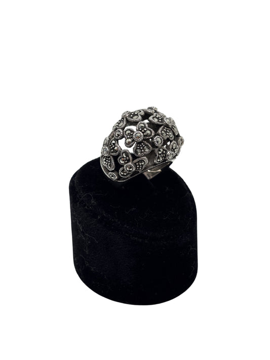 Markazit Taşlı Ajurlu Çiçek Desen Kubbe Gümüş Kadın Yüzük