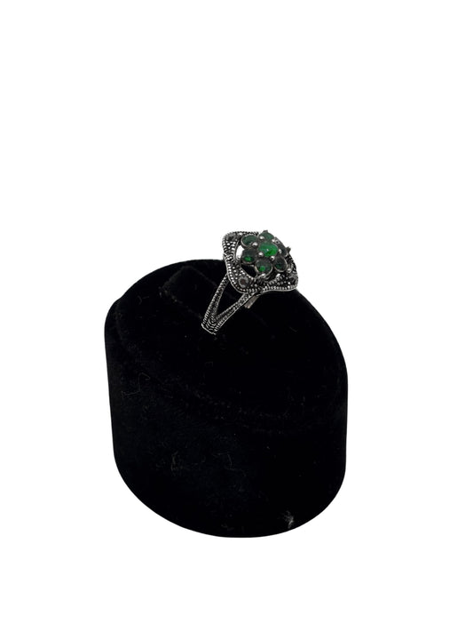 Markazit Işıltı Çevrili Zümrüt Taşlı Çiçek Gümüş Kadın Yüzük