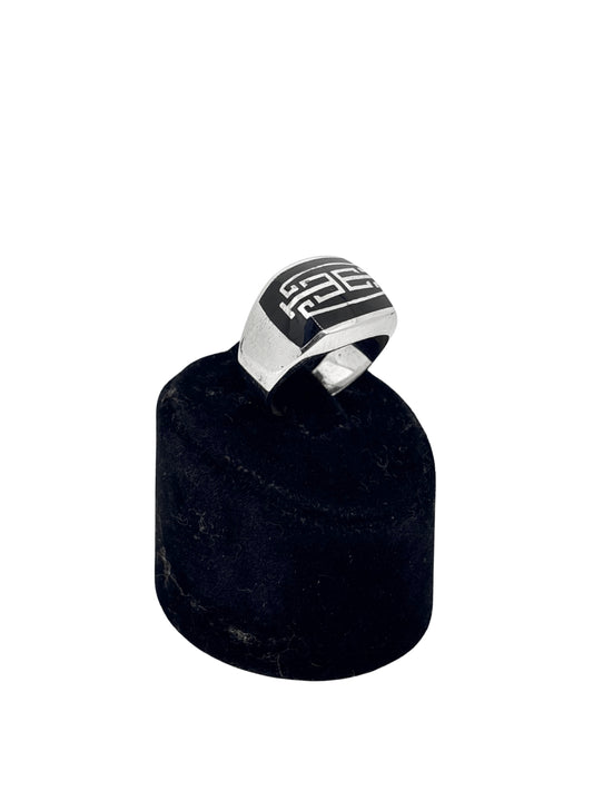 Siyah Mineli Desenli Gümüş Erkek Yüzük