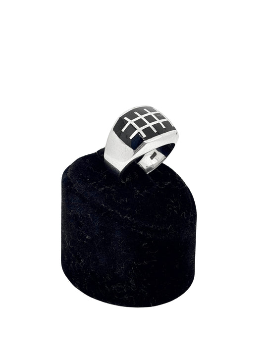 Siyah Mineli Desenli Gümüş Erkek Yüzük