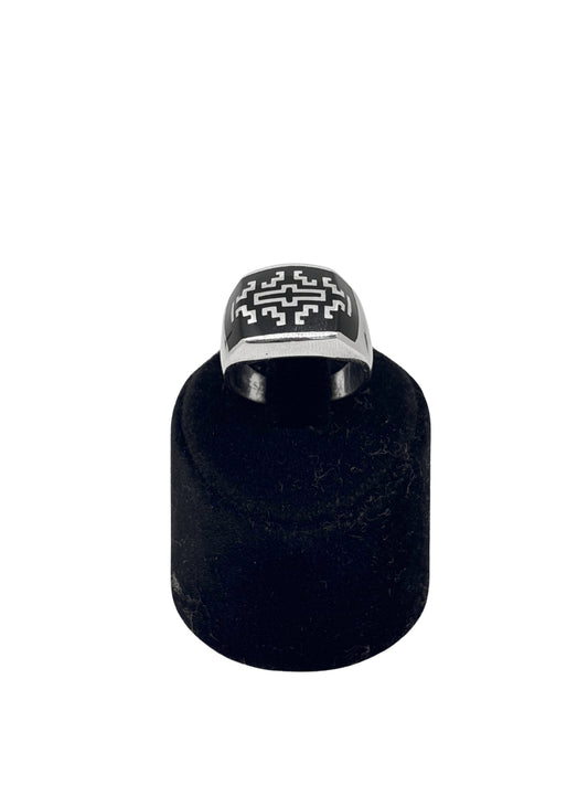 Siyah Mineli Desenli Gümüş Erkek Yüzük