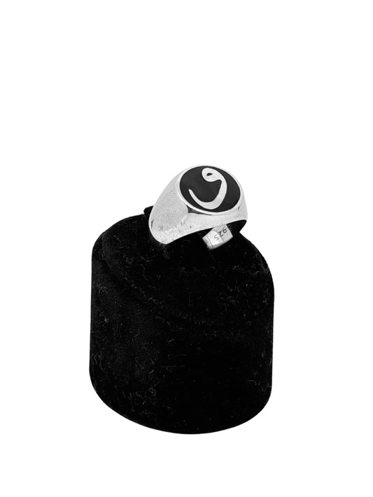 Yuvarlak Siyah Mineli Vav Harfi Gümüş Erkek Yüzük