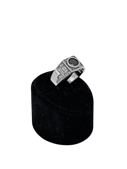 Beyaz Işıltı Çevrili Minimal Oniks Taşlı Gümüş Erkek Yüzük