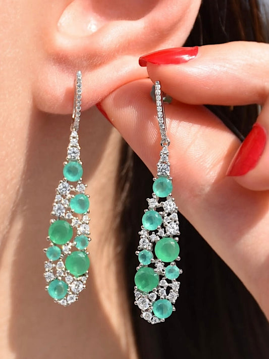 Beyaz Işıltılı Uzun Damla Form Safir&Zümrüt&Yakut Vidalı Gümüş Küpe 4.9x0.9cm