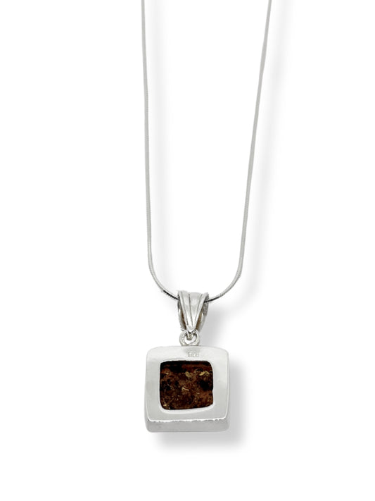 Kare Çerçeveli Kehribar Işıltısı Gümüş Kolye