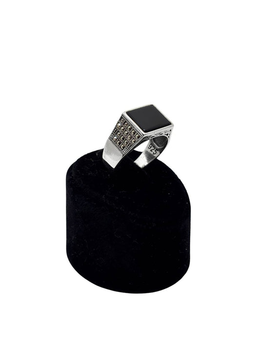 Yanları Markazit Taş Detaylı Kare Oniks Taşlı Gümüş Erkek Yüzük