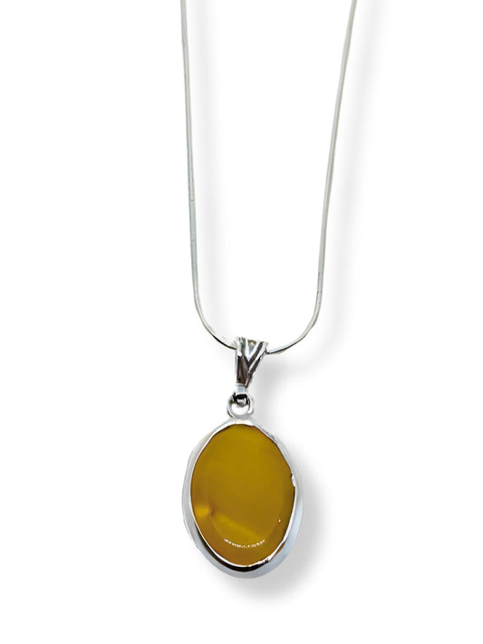 Oval Çerçeveli Açık Ton Kehribar Işıltısı Kadın Gümüş Kolye