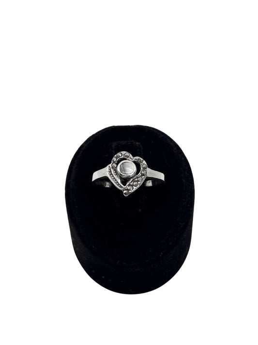 Markazit Çevrili Sedef Kalp Gümüş Kadın Yüzük