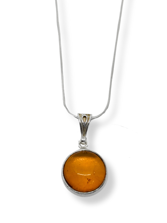 Yuvarlak Çerçeveli Kehribar Taşı Işıltısı Kadın Gümüş Kolye