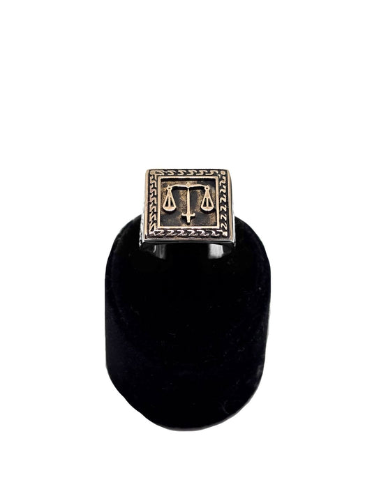 İri Kare Terazi Figürlü Gümüş Erkek Yüzük