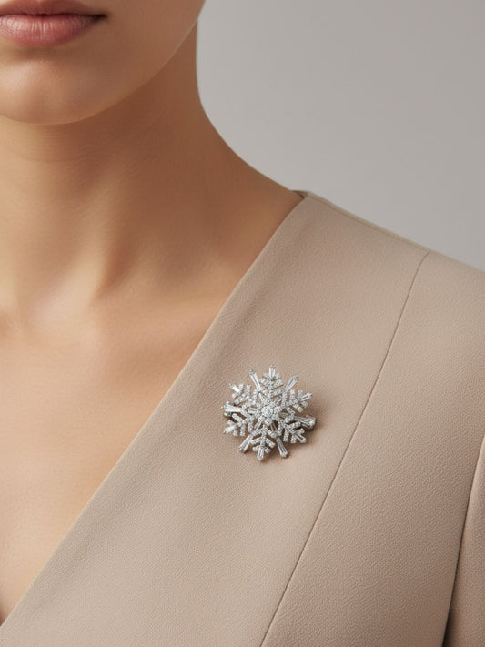 Beyaz Işıltılı Baget Taşlı Kar Tanesi Kadın Gümüş Broş Yaka İğnesi 2.5x2.5cm