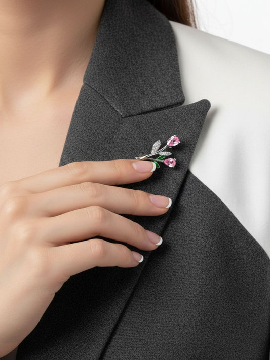 Minimal Pembe Kuvars Taşlı Gümüş Çiçek Broş – 1.5x2.4 cm